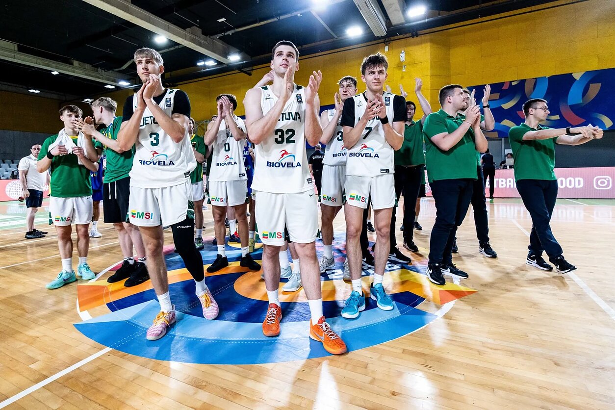 Lietuvos U20 krepšinio rinktinė po pergalės prieš Izraelį