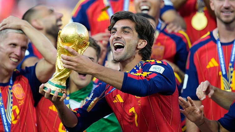 16 metų laukta akimirka: Ispanija antrąsyk istorijoje iškovojo pasaulio čempionato taurę