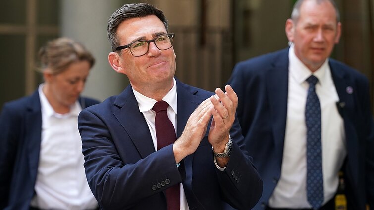 „Jis neskamba kaip politinis nuoboda“: Starmerį premjero kėdėje keičia Andy Burnhamas