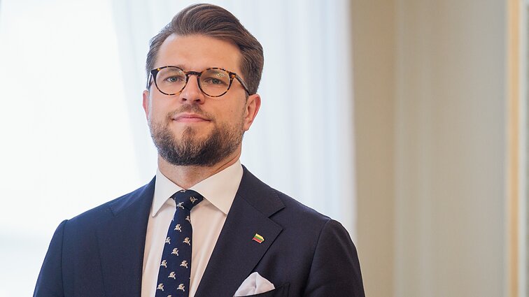 Dienos tema (su vertimu į gestų k.)
