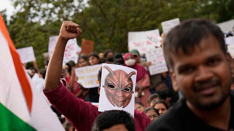 Indijoje – studentų protestai prieš vyriausybę dėl pasikartojančių egzaminų nutekinimų