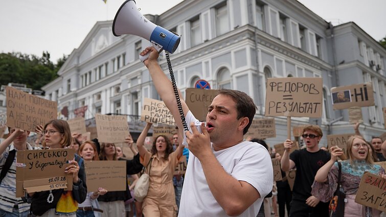 „Mus išgirs“: tęsiantis protestams Ukrainoje, svarsto atleisti ginkluotųjų pajėgų vadą