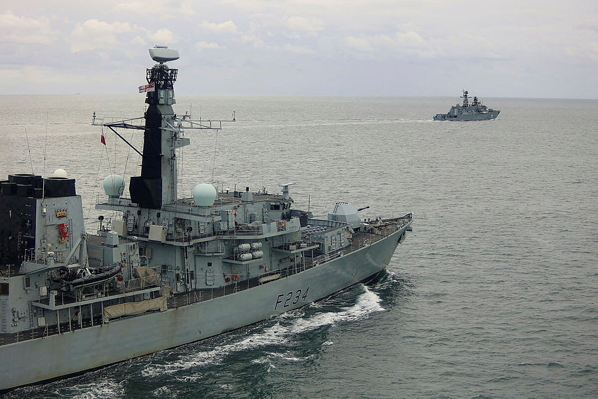 Asociatyvi nuotr. Laivas „HMS Iron Duke“, 2021 m. operacijos metu sekantis rusų fregatą „Neustrashimy“ Asociatyvi nuotr. Laivas „HMS Iron Duke“, 2021 m. operacijos metu sekantis rusų fregatą „Neustrashimy“