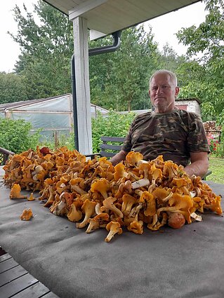 Šeima turi tradiciją nuolat su savo surinktais grybais fotografuotis prie to paties stalo