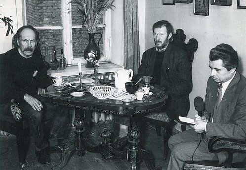 Iš kairės: grafikas, tapytojas, scenografas Vytautas Kalinauskas, aktorius Juozas Budraitis, Literatūros ir meno laidų redaktorius Juozas Skomskis.
