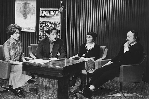 TV studijoje filmuojama laida skirta teatrui. Iš kairės: diktorė Regina Jokubauskaitė, aktorius Arnas Rosenas, teatrologė Vitalija Truskauskaitė, aktorius Rimgaudas Karvelis. 