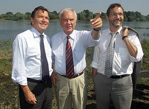 Gerhardas Schröderis (kairėje), Matthiasas Platzeckas (dešinėje) 2001 m. Gerhardas Schröderis (kairėje), Matthiasas Platzeckas (dešinėje) 2001 m.
