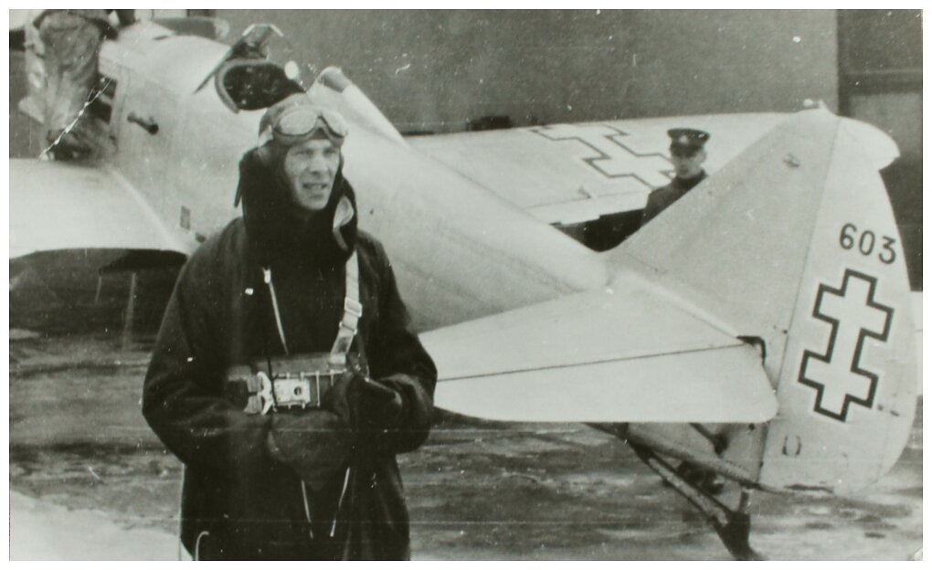Jonas Mikėnas prie 1-osios eskadrilės naikintuvo „Dewoitine D.501L“ Jonas Mikėnas prie 1-osios eskadrilės naikintuvo „Dewoitine D.501L“