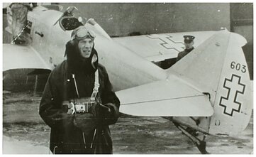 Jonas Mikėnas prie 1-osios eskadrilės naikintuvo „Dewoitine D.501L“