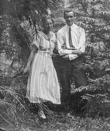 Emilija ir Jonas Mikėnai Pažaislio miškelyje Emilija ir Jonas Mikėnai Pažaislio miškelyje