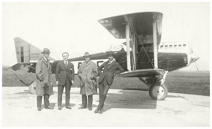 Jonas Mikėnas (pirmas iš kairės) ir Antanas Gustaitis (trečias iš kairės) su firmos „Aeronautica Ansaldo S.A. di Torino” atstovais prie „Ansaldo A.300“ Italijoje 1923 m. Jonas Mikėnas (pirmas iš kairės) ir Antanas Gustaitis (trečias iš kairės) su firmos „Aeronautica Ansaldo S.A. di Torino” atstovais prie „Ansaldo A.300“ Italijoje 1923 m.
