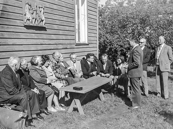 Mikėnų sode. Trečia iš kairės Jaunutė Darienė, languotais kostiumais – Jonas Mikėnas ir Vytautas Landsbergis-Žemkalnis. Apie 1979 m. Mikėnų sode. Trečia iš kairės Jaunutė Darienė, languotais kostiumais – Jonas Mikėnas ir Vytautas Landsbergis-Žemkalnis. Apie 1979 m.