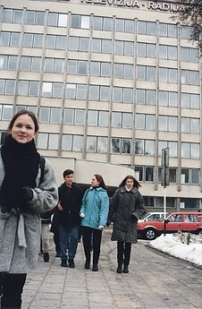 Laidos dalyviai prie LRT pastato. 