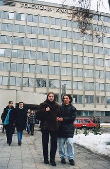 Laidos dalyviai prie LRT pastato. 