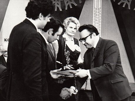 Kauno raj. „Mičiurino“ kolūkio komandą sveikina Lietuvos radijo ir televizijos pirmininko pavaduotojas televizijai Feliksas Stanislovas Mačianskas (kairėje). 1973 m. 