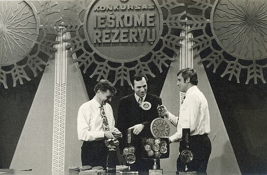 Režisierius Anupras Lauciūnas (kairėje), su mikrofonu laidos vedėjas Juozas Baranauskas. 