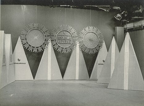 Konkursui scenografiją sukūrė dailininkas Feliksas Kęstutis Račkaitis. 1973 m. 