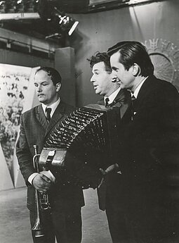 Ansamblio „Armonika“ atlikėjai Ričardas Lėgaudas ir Stasys Liupkevičius, viduryje diktorius Vytautas Kybartas. 1973 m. 