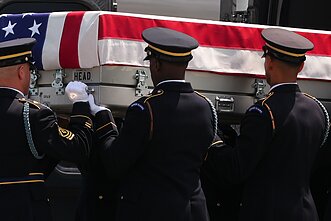 Per karą prieš Iraną žuvusio JAV kario palaikų grąžinimas Per karą prieš Iraną žuvusio JAV kario palaikų grąžinimas