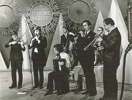 Studijoje ansamblis „Armonika“. 1973 m. 