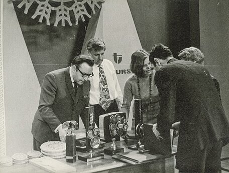 Studijoje Lietuvos radijo ir televizijos pirmininko pavaduotojas televizijai Feliksas Stanislovas Mačianskas (kairėje). 1973 m.  