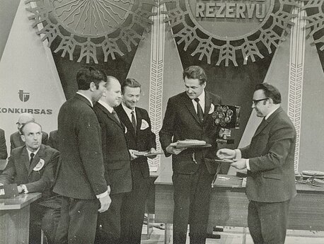 Šiaulių raj. kolūkio „Pirmyn“ komandą sveikina Lietuvos radijo ir televizijos komiteto pirmininko pavaduotojas televizijai Feliksas Stanislovas Mačianskas (dešinėje). 1973 m.   