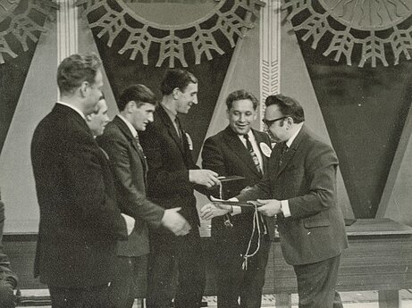 Kėdainių raj. „Aristavos“ kolūkio komandą sveikina Lietuvos radijo ir televizijos pirmininko pavaduotojas televizijai Feliksas Stanislovas Mačianskas. 1973 m. 