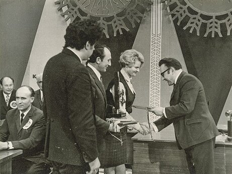 Kauno raj. „Mičiurino“ kolūkio komandą sveikina Lietuvos radijo ir televizijos pirmininko pavaduotojas televizijai Feliksas Stanislovas Mačianskas (kairėje). 1973 m. 