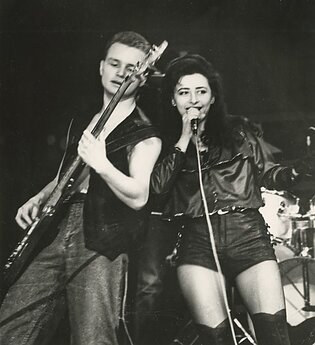 Scenoje grupė „Dinamika“, solistė Irma Jurgelevičiūtė. Konkursas „Jaunimo estrada 94“. 1995 m. 