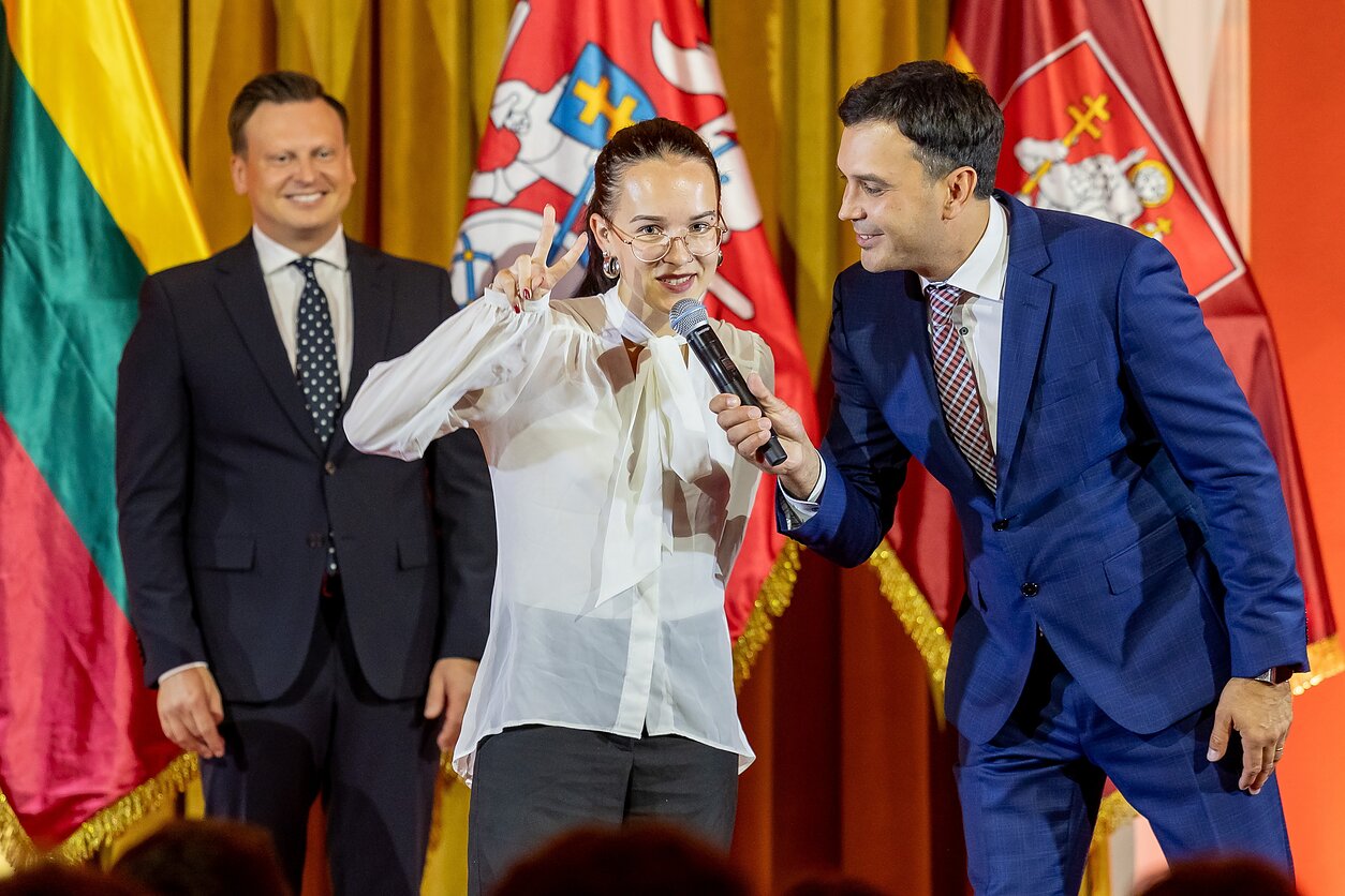 Pagerbė Vilniaus abiturientus: daugiau nei vieną šimtuką gavo per šimtą vilniečių Pagerbė Vilniaus abiturientus: daugiau nei vieną šimtuką gavo per šimtą vilniečių