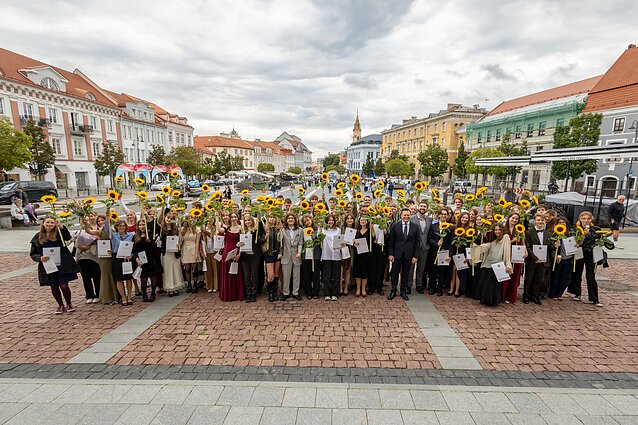 Pagerbė Vilniaus abiturientus: daugiau nei vieną šimtuką gavo per šimtą vilniečių Pagerbė Vilniaus abiturientus: daugiau nei vieną šimtuką gavo per šimtą vilniečių