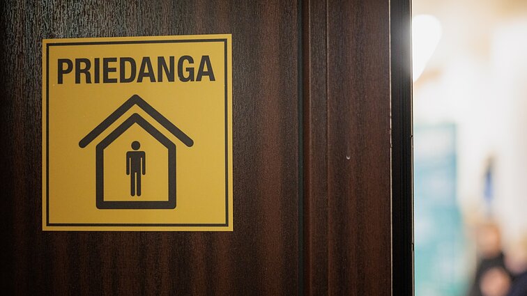 Situacija su priedangomis kaime išlieka sudėtinga: žmonės slėptųsi rūsiuose, bažnyčiose Situacija su priedangomis kaime išlieka sudėtinga: žmonės slėptųsi rūsiuose, bažnyčiose