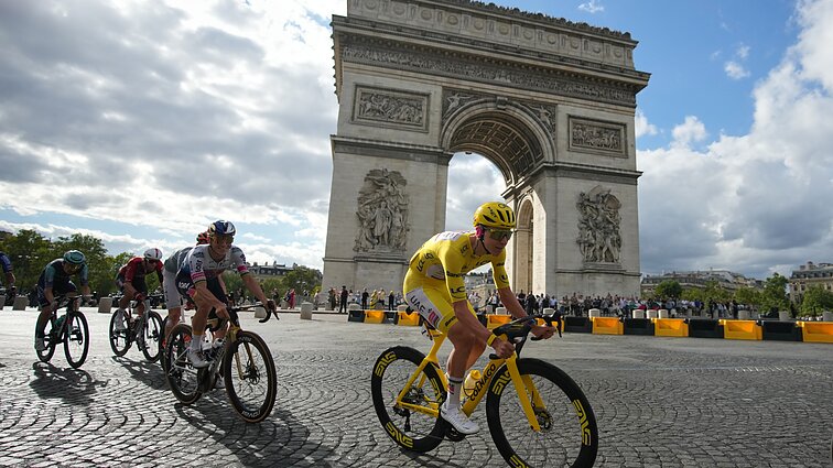 Lūžiai, kritimai ir dopingo testai naktį: baigėsi netikėtumų pilnas „Tour de France“