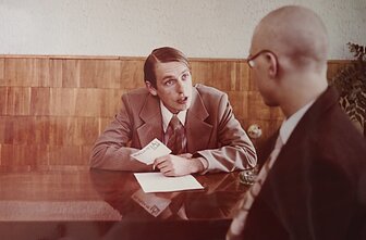 Filmas „Vaikai iš „Amerikos“ viešbučio“. Filmo kadras. Tardytojas – Arūnas Sakalauskas, Džageris – Augustas Šavelis Filmas „Vaikai iš „Amerikos“ viešbučio“. Filmo kadras. Tardytojas – Arūnas Sakalauskas, Džageris – Augustas Šavelis
