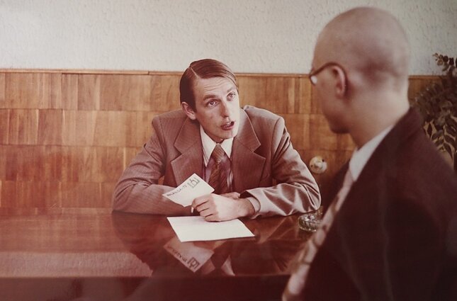 Filmas „Vaikai iš „Amerikos“ viešbučio“. Filmo kadras. Tardytojas – Arūnas Sakalauskas, Džageris – Augustas Šavelis Filmas „Vaikai iš „Amerikos“ viešbučio“. Filmo kadras. Tardytojas – Arūnas Sakalauskas, Džageris – Augustas Šavelis