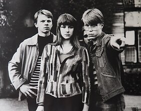 Filmas „Vaikai iš „Amerikos“ viešbučio“. Filmo kadras. Šoferis – Rolandas Kazlas, Rina – Gabija Jaraminaitė, Džageris – Augustas Šavelis Filmas „Vaikai iš „Amerikos“ viešbučio“. Filmo kadras. Šoferis – Rolandas Kazlas, Rina – Gabija Jaraminaitė, Džageris – Augustas Šavelis