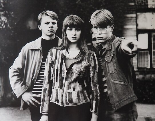 Filmas „Vaikai iš „Amerikos“ viešbučio“. Filmo kadras. Šoferis – Rolandas Kazlas, Rina – Gabija Jaraminaitė, Džageris – Augustas Šavelis Filmas „Vaikai iš „Amerikos“ viešbučio“. Filmo kadras. Šoferis – Rolandas Kazlas, Rina – Gabija Jaraminaitė, Džageris – Augustas Šavelis