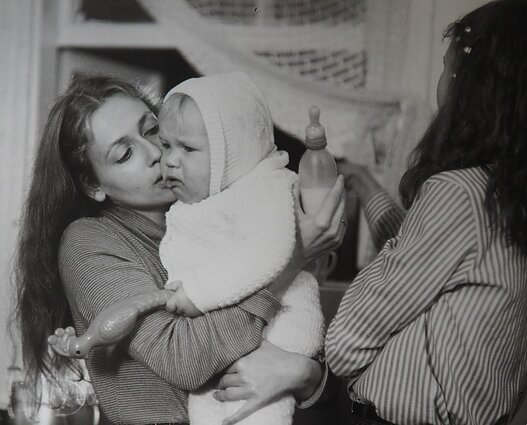 Filmas „Mano mažytė žmona“. Filmo kadras. Rūta – Eleonora Koriznaitė, Auksė – Ingeborga Dapkūnaitė Filmas „Mano mažytė žmona“. Filmo kadras. Rūta – Eleonora Koriznaitė, Auksė – Ingeborga Dapkūnaitė