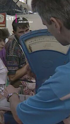 Turgaus svarstyklės ir suklastoti svareliai. 1994 m. reportažas