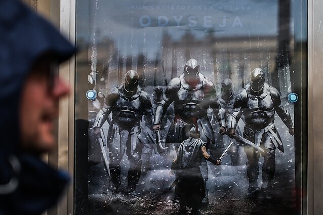 Filmo „Odisėja“ plakatas su garsiąja kovos scena, kurioje filmavosi Devyn Dalton Filmo „Odisėja“ plakatas su garsiąja kovos scena, kurioje filmavosi Devyn Dalton