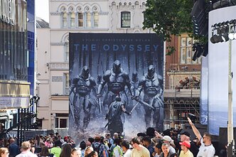 Filmo „Odisėja“ plakatas su garsiąja kovos scena, kurioje filmavosi Devyn Dalton Filmo „Odisėja“ plakatas su garsiąja kovos scena, kurioje filmavosi Devyn Dalton