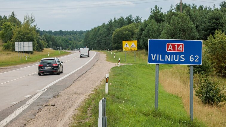 Ribojimais Molėtų plente besiskundžiantis Simonas: kelio ženklai čia niekam neberūpi