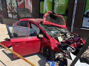 В Вильнюсе автомобиль врезался в остановку В Вильнюсе автомобиль врезался в остановку