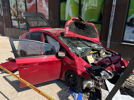 В Вильнюсе автомобиль врезался в остановку В Вильнюсе автомобиль врезался в остановку