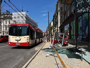 В Вильнюсе автомобиль врезался в остановку