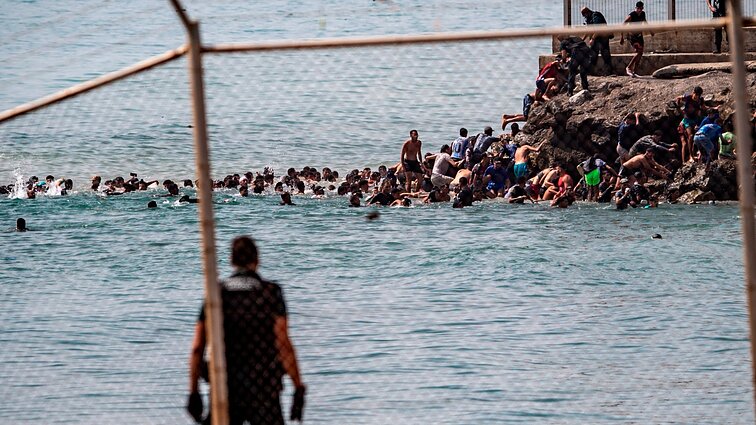 Ragina skelbti nepaprastąją padėtį: migrantų antplūdis sukėlė krizę Ispanijos vyriausybėje