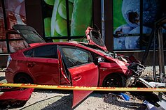 Vilniuje automobilis rėžėsi į stotelę ir sužalojo dvi moteris Vilniuje automobilis rėžėsi į stotelę ir sužalojo dvi moteris