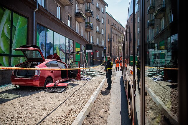 Vilniuje automobilis rėžėsi į stotelę ir sužalojo dvi moteris Vilniuje automobilis rėžėsi į stotelę ir sužalojo dvi moteris