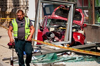 Vilniuje automobilis rėžėsi į stotelę ir sužalojo dvi moteris Vilniuje automobilis rėžėsi į stotelę ir sužalojo dvi moteris