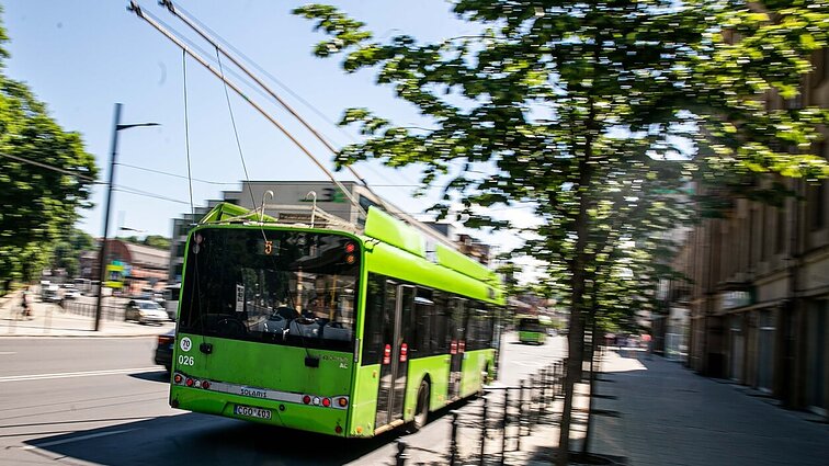 Kaune į troleibusus šaudžiusiam recidyvistui – nelaisvė: vyras kaltina narkotines medžiagas